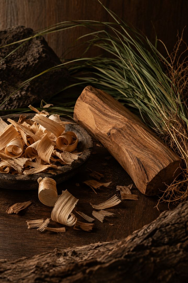 Maderas de cedro y vetiver sobre una superficie oscura